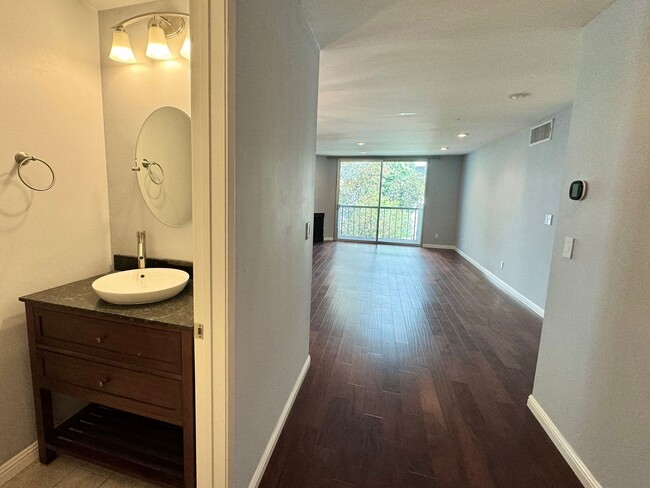 Building Photo - Resort-Style Living in Prime WeHo!
