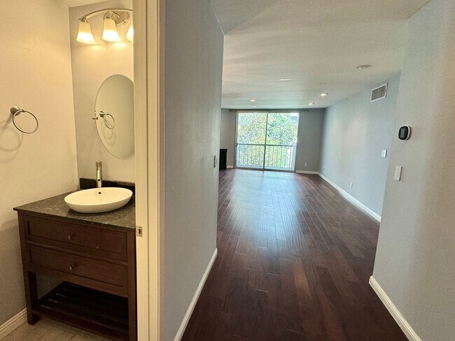 Foto del edificio - Resort-Style Living in Prime WeHo!