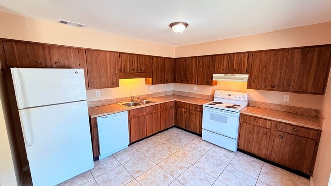Building Photo - Cozy 2 BR / 2 BA Duplex