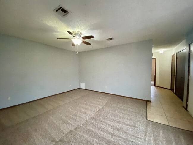 Foto del edificio - 2115 W Oak Ave