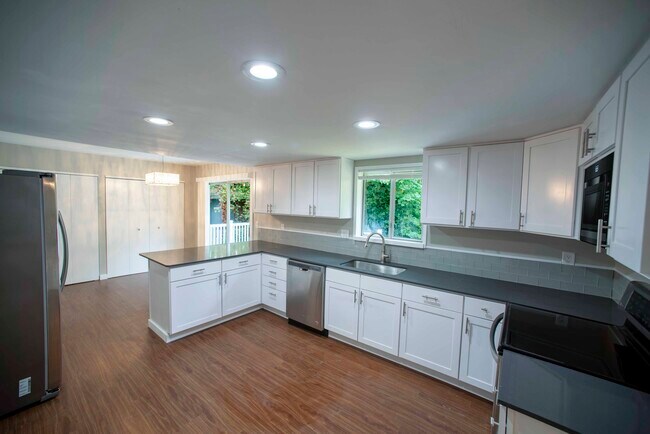 Foto del edificio - 649 130th Ave NE