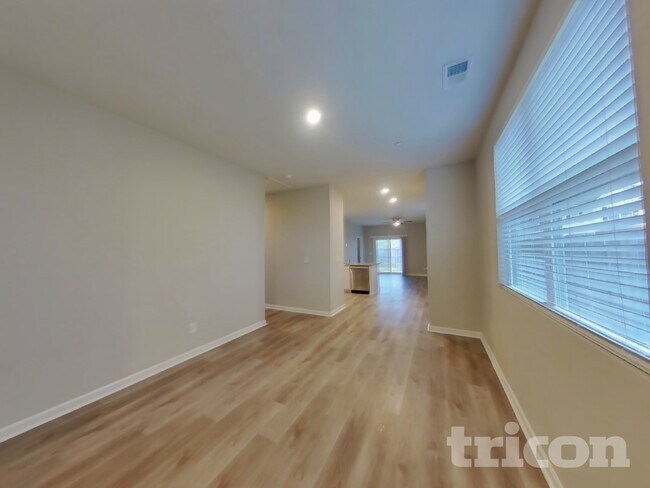 Foto del edificio - 9150 War Eagles Way