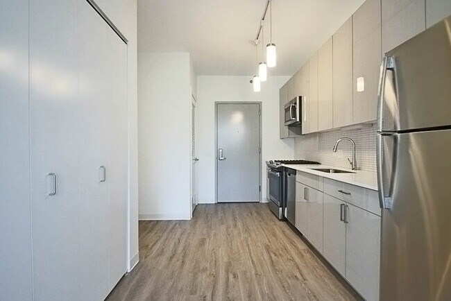 Building Photo - 789 W Van Buren St