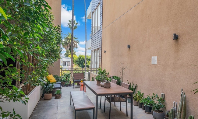 Skydeck - 6001 Carlton Way