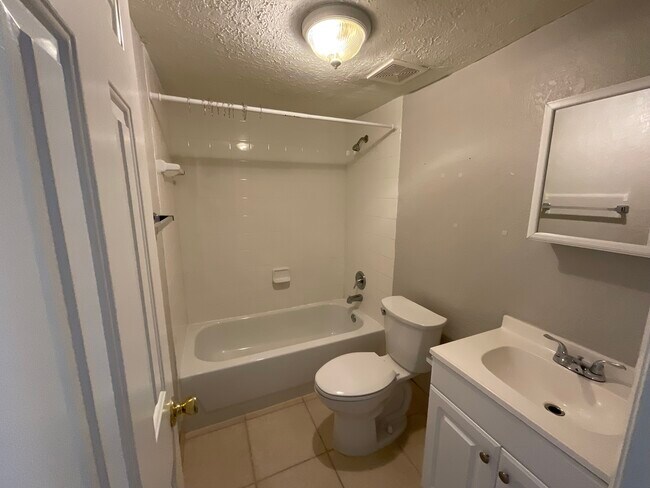 Guest bath - 4625 Bayshore Dr