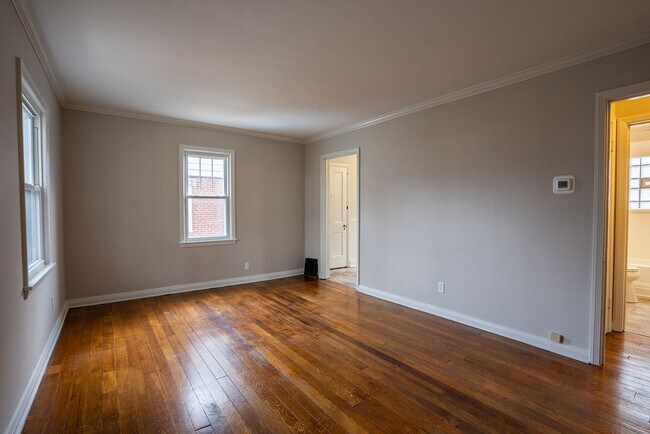 Living room, facing kitchen - 1068 Lindsay Ave