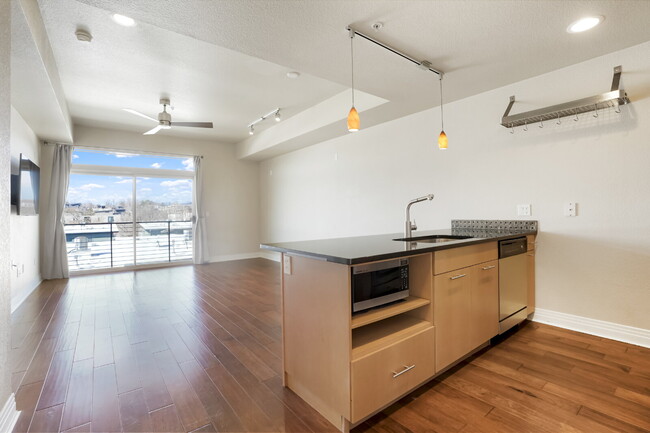 Foto del edificio - Amazing apartment in Jefferson Park with v...