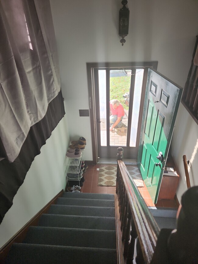 Escaleras al apartamento superior - 2116 Thaler Ave