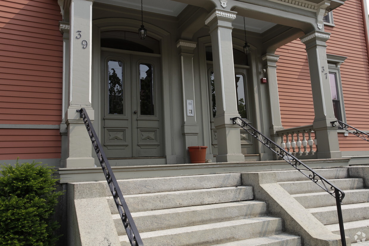 Building Photo - 37-39 Parkis Ave