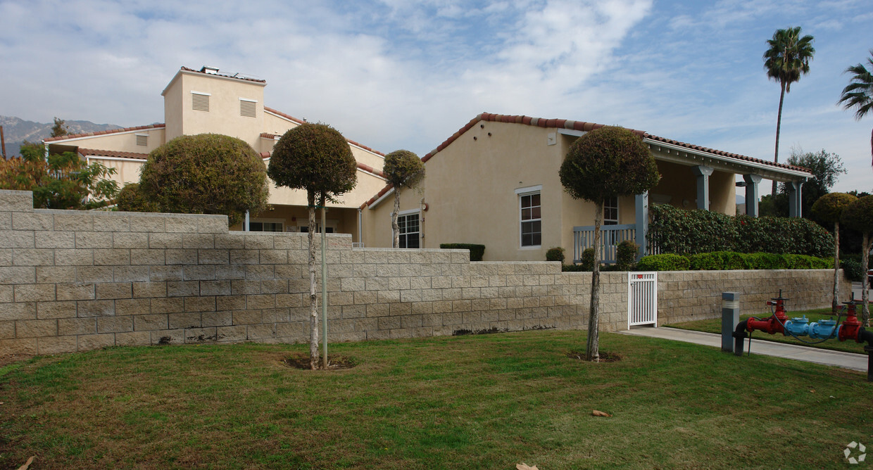 Foto principal - Altadena Vista Senior Apartments