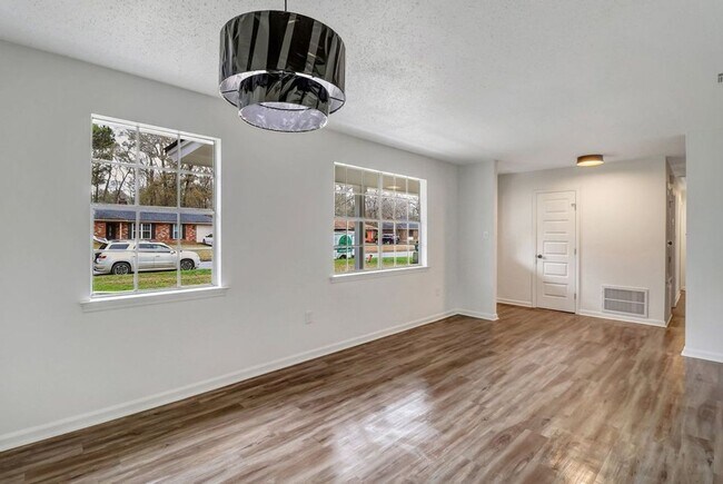 Building Photo - Full Renovated  4 Bed/2 Bath Oasis in Geor...