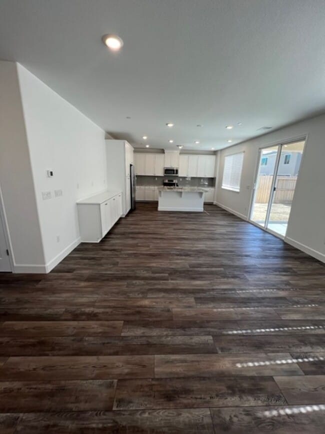 Foto del edificio - Newer Solar Home Walking Distance to Campus Oaks Shopping Center