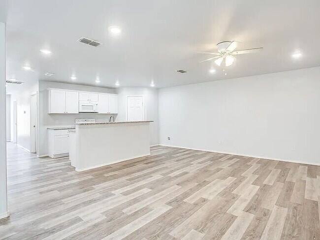 Foto del edificio - Spacious 3-Bedroom Duplex with Open Living Areas!