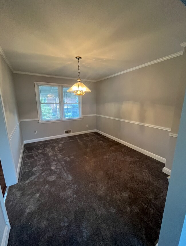 Foto del edificio - Freshly Painted 3 Bedroom, 1 Bath Row Home...