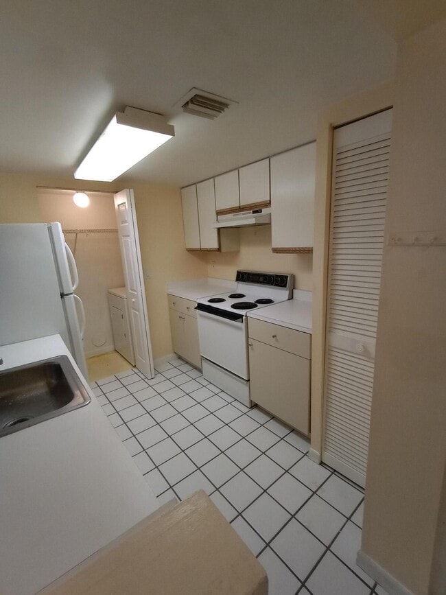 Building Photo - 9901 Westview Dr