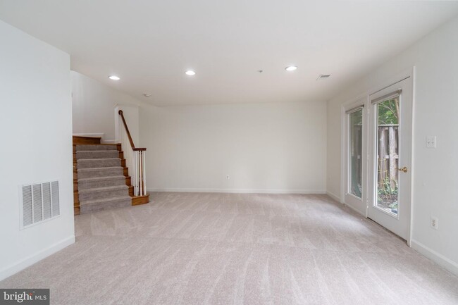 Building Photo - 7425 Seneca Ridge Dr