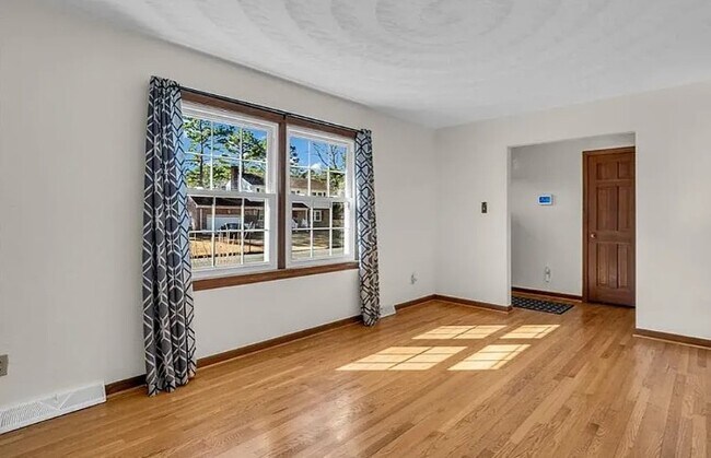 Foto del edificio - 561 Summit Ridge Dr