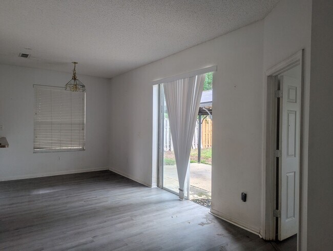Building Photo - 3 bedroom, 2 bath home in great location i...