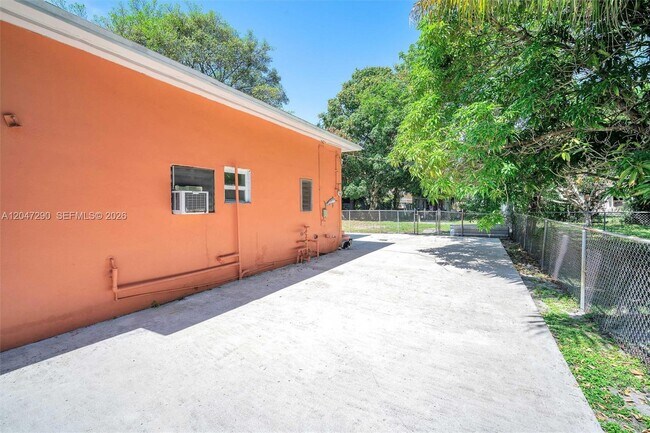Foto del edificio - 13140 N Miami Ave