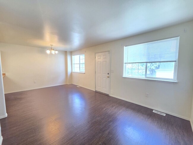 Foto del edificio - 407 E 8th Ave