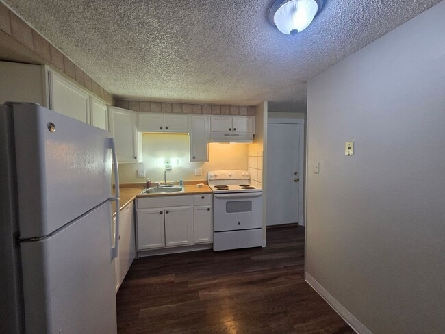Building Photo - 1 Bed / 1 Bath Condo in Prime Denver Location – Pool + On-Site Laundry