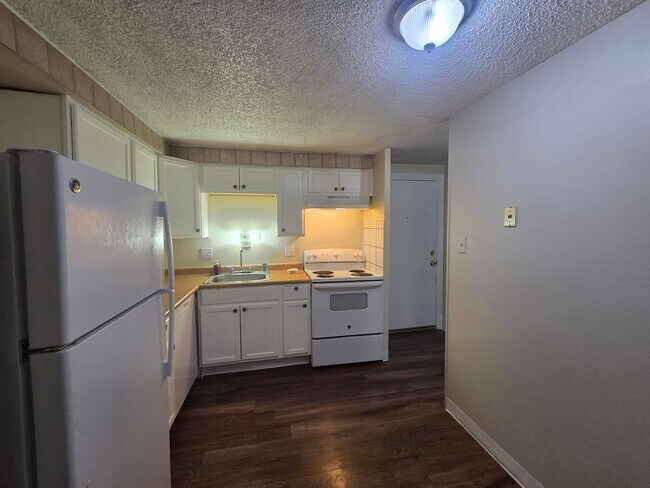 Foto del edificio - 1 Bed / 1 Bath Condo in Prime Denver Location – Pool + On-Site Laundry