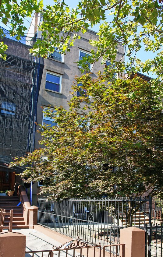 Building Photo - 96 1st Pl