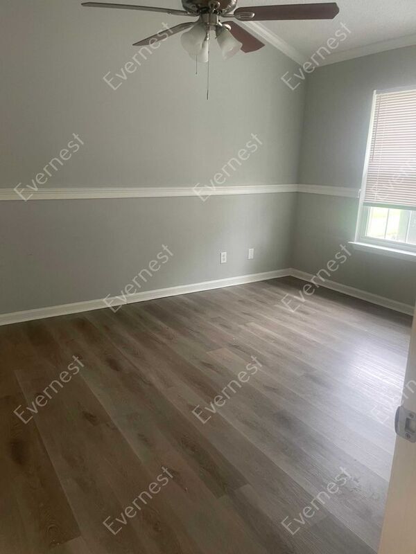 Building Photo - 3221 Lasalle St