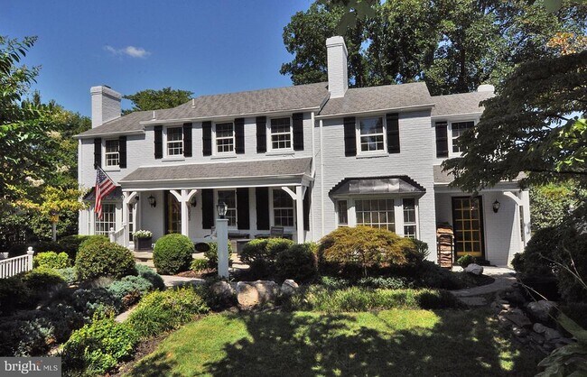 Foto del edificio - 6003 Woodacres Dr