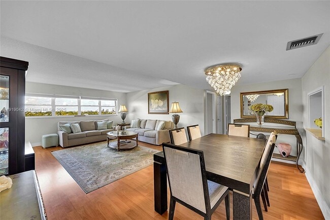 Foto del edificio - 3200 Port Royale Dr N