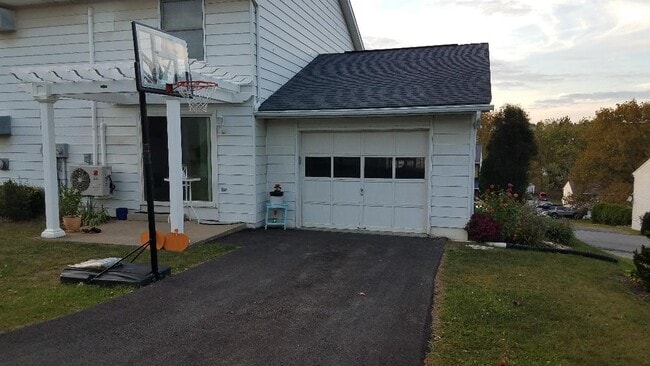 Foto del edificio - 605 Peach View Ln