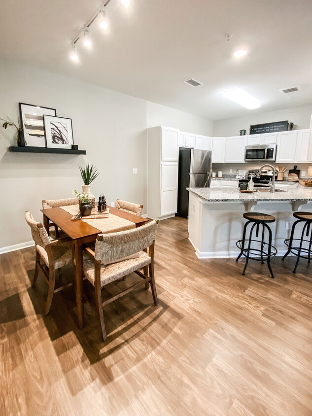 Foto principal - 3999 John Sharp Dr