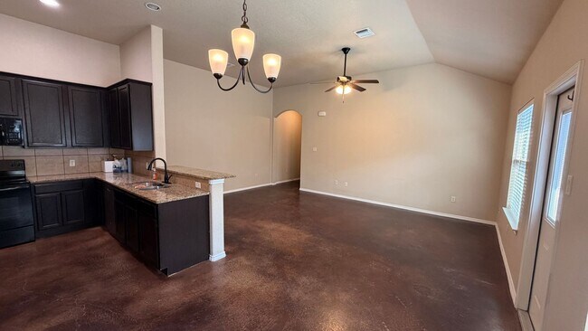 Foto del edificio - 3/2/2 / Fridge & BBQ Pit Included / Stained Concrete Floors / No Carpet / Patio w Ceiling Fan / CISD