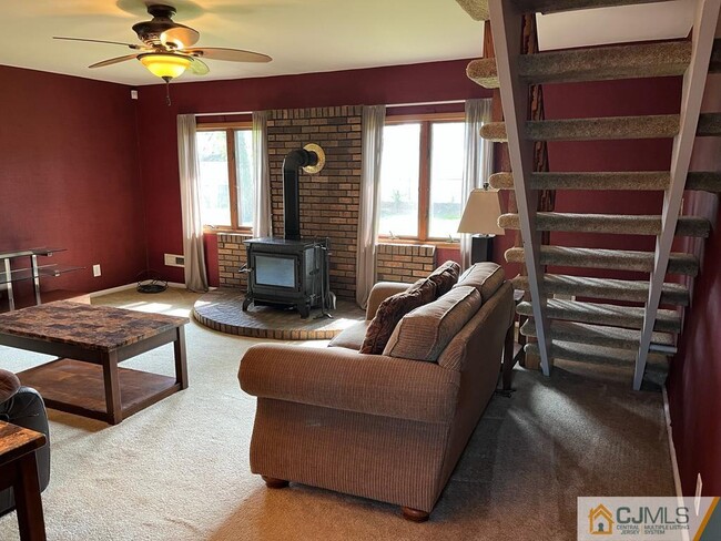 Building Photo - 8 Farmbrook Dr