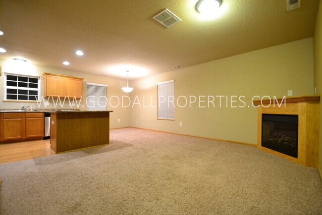 Building Photo - Beautiful 2 bedroom 2 bath 2 car townhome ...