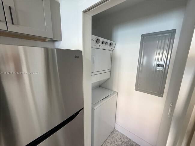 Foto del edificio - 180 NE 57th St