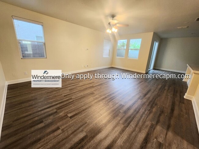 Foto del edificio - AWESOME 3 BED/2.5 BATH FLOOR PLAN AVAILABL...