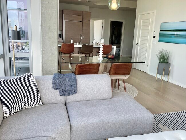 Living room and gourmet kitchen - 800 The Mark Ln
