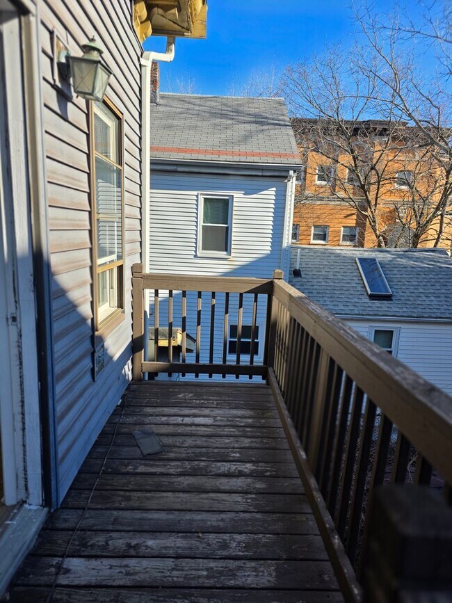 Building Photo - No Brokers Fee, In-Unit Laundry, Eat-in Kitchen, Large bedrooms, 3 Full Bathrooms