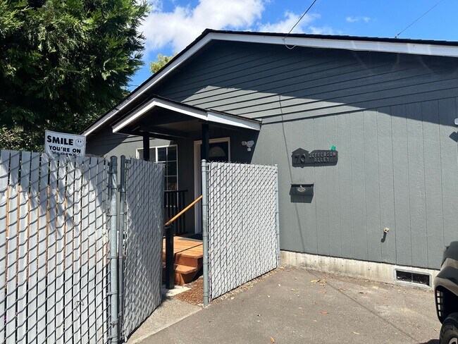 Foto del edificio - Beautifully updated 3 bedroom, 1 bath house in Eugene!