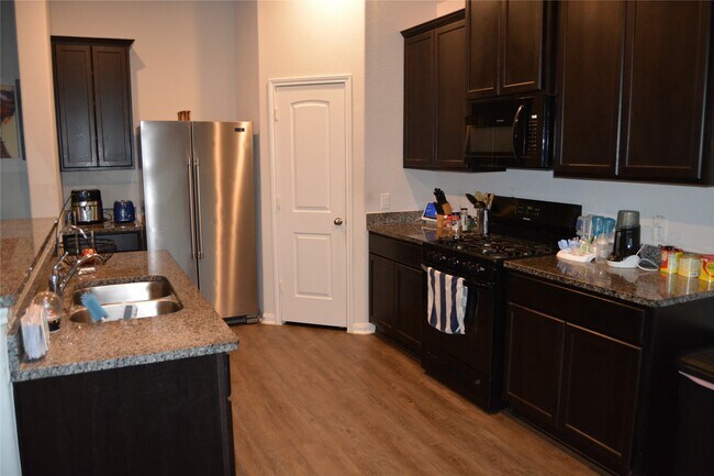 Foto del edificio - 17616 Cedar Crst Dr