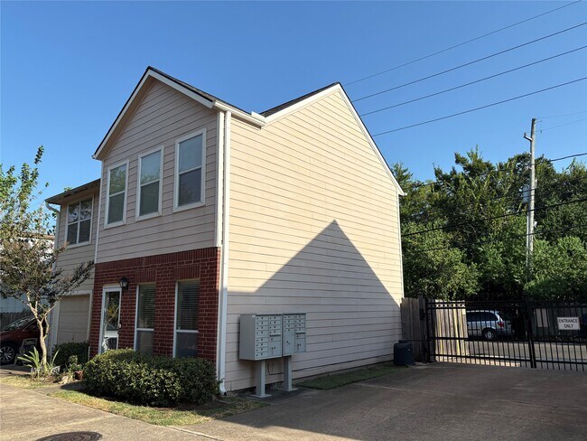 Building Photo - 2241 Naomi St