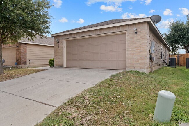 Building Photo - Charming Home Awaits: Spacious & Modern Li...