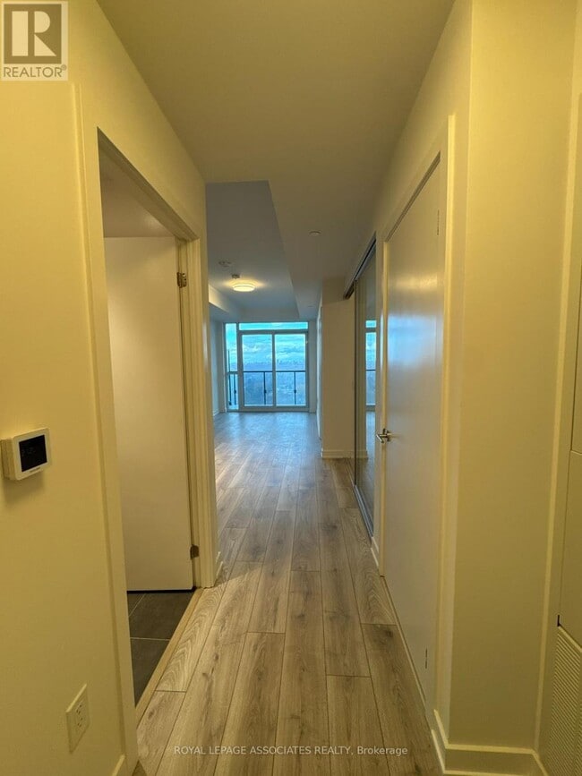 Photo du bâtiment - 110 Broadway Ave