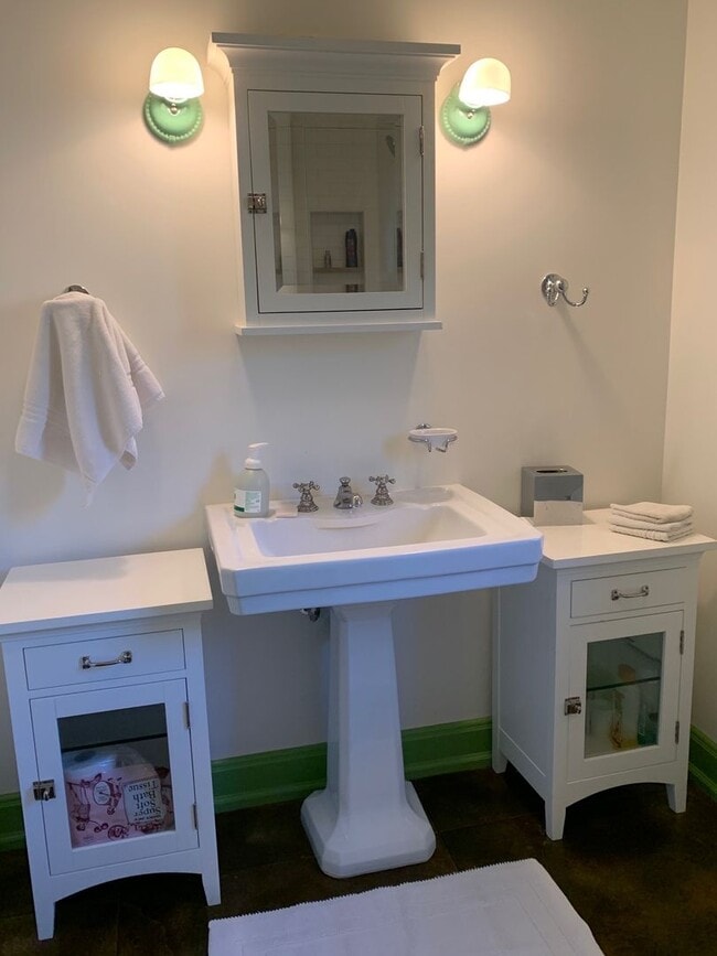 Building Photo - Guest House