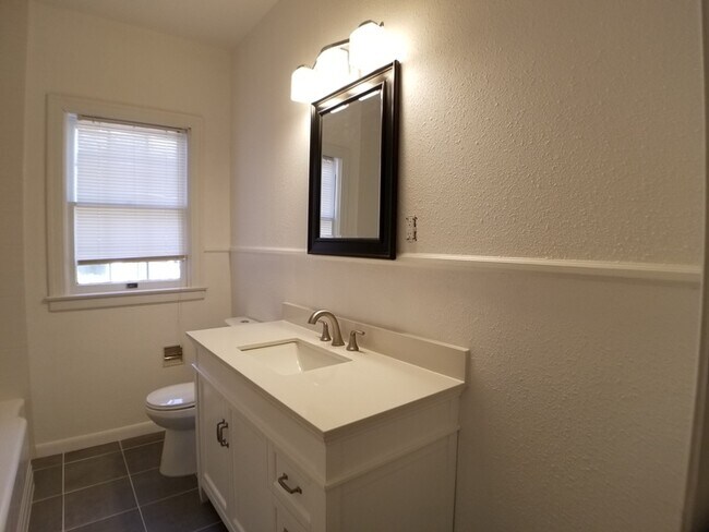 Foto del edificio - 125 Lovera Blvd