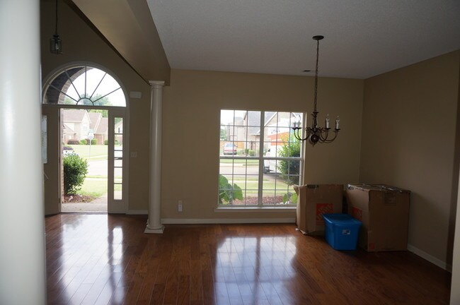 Foto del edificio - Beautiful 6 Bedroom 3 Bath Family Home