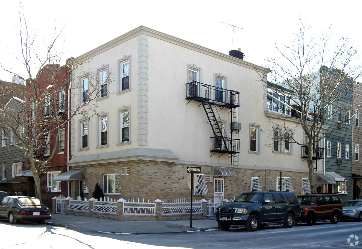 Building Photo - 331 Leonard St