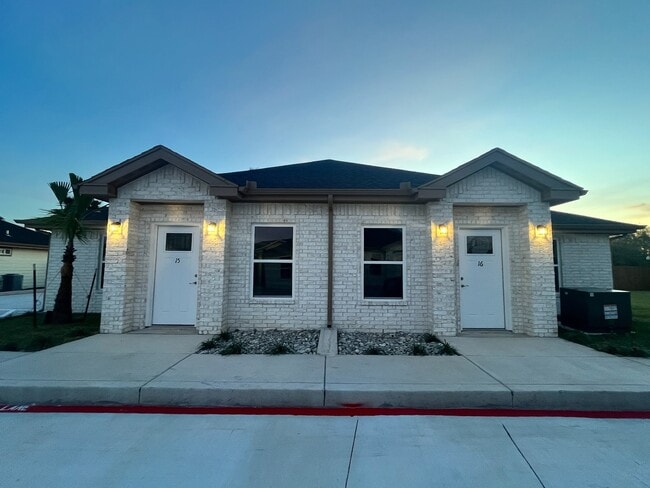 Building Photo - 1806 Atrium Pl Dr