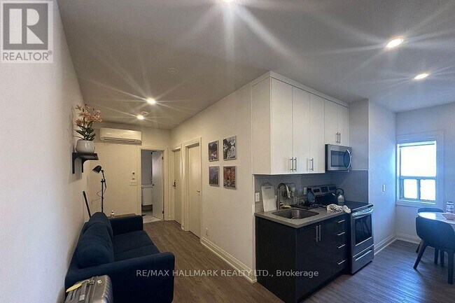 Photo du bâtiment - 595 St Clair Ave W